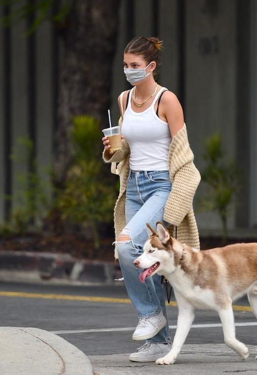 惠州街头奇观：多人模仿狗爬学叫，企业制度调整引关注