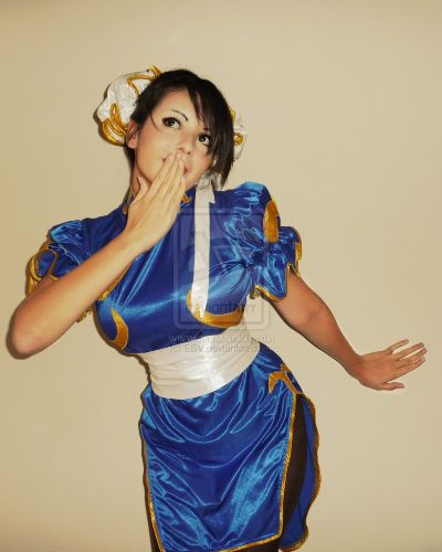 春丽COS还原度爆表！街头霸王汉堡诱惑，视觉盛宴来袭