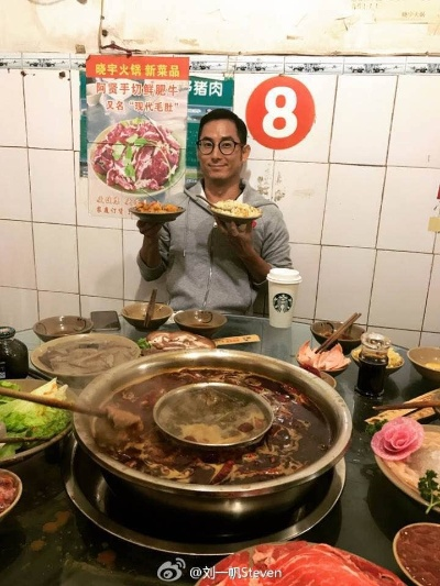 游戏大佬黄仁勋火锅打卡，街头热照曝光！揭秘网红火锅店魅力