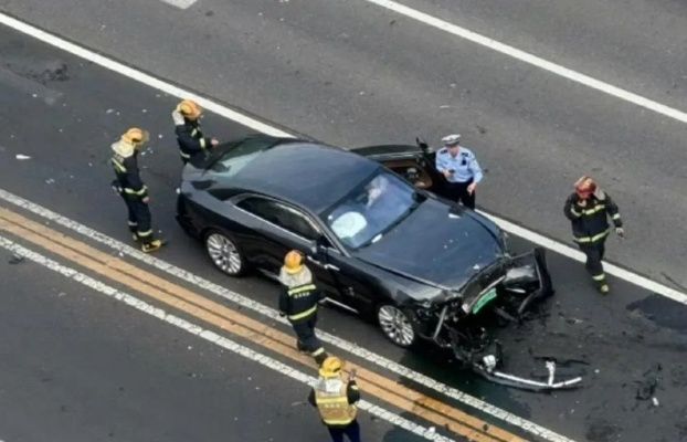 紧急！车评人陈震低头捡物瞬间，惊现惊险撞车全过程揭秘！