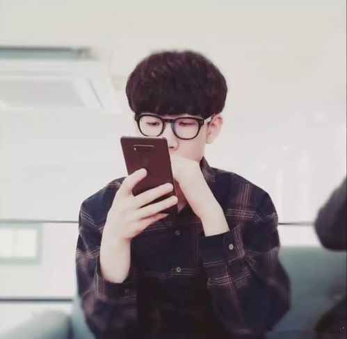 Faker女神版主播惊艳翻拍，Theshy凝视瞬间成经典！