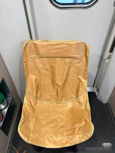 高铁返程无座带椅子引热议，国铁12306回应创新出行方式