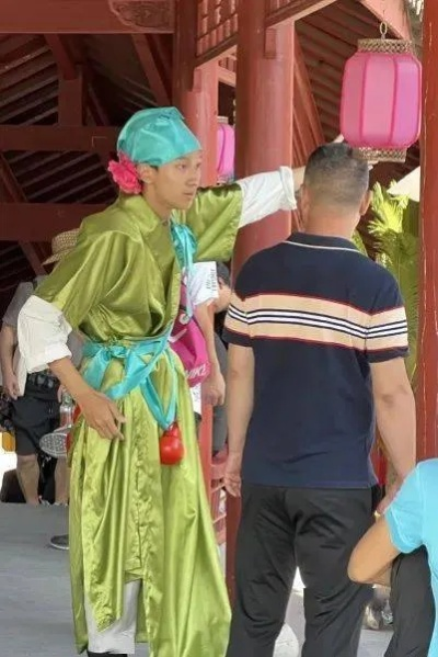 35岁男星景区化身NPC，揭秘生活背后真实原因！