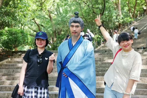 35岁男星景区化身NPC，揭秘生活背后真实原因！