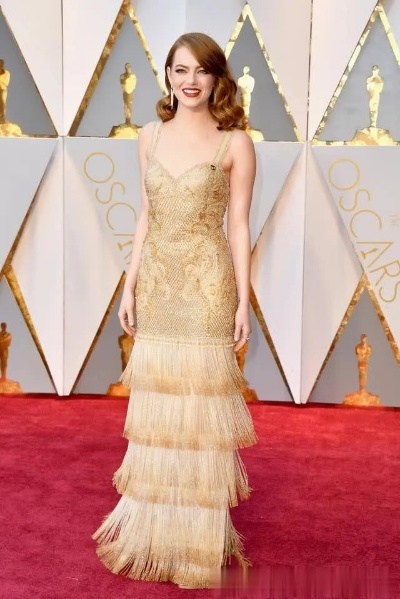 《一战再战》女主红毯惊艳亮相，抹胸长裙秀香肩，时尚穿搭成焦点