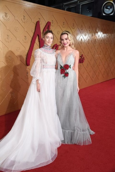 《一战再战》女主红毯惊艳亮相，抹胸长裙秀香肩，时尚穿搭成焦点