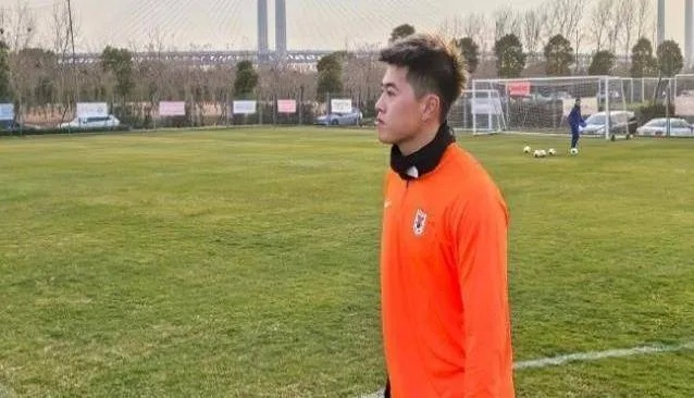 川超球星颜值爆表引热议，球场风采才是焦点所在！