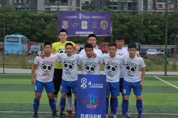 川超球星颜值爆表引热议，球场风采才是焦点所在！