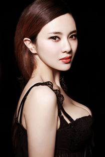 剑星体模尹雪花新照曝光！便衣造型美艳升级，绝美风采引关注