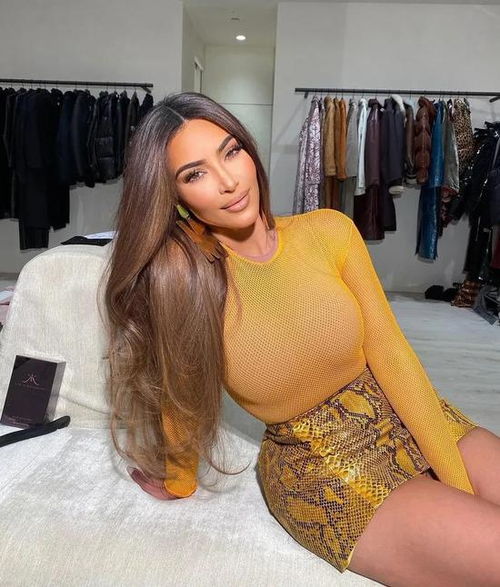 金卡戴珊45岁庆生，告别侃爷后身材逆袭，腰臀比惊艳回归！