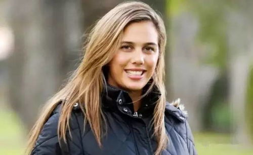 剑星体模尹雪花新照曝光！便衣造型美艳绝伦，绝美风采引关注