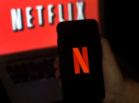 华纳兄弟出售大揭秘：网飞、康卡斯特争抢派拉蒙，独家内幕曝光！