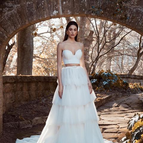 悉尼女神写真曝光！黑礼服尽显奢华气质，独家揭秘！