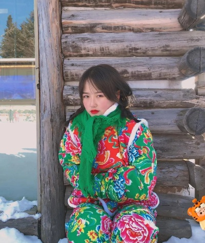 奶奶退休金成焦点！阿迪达斯东北风大花袄千元上市，潮流新宠来袭