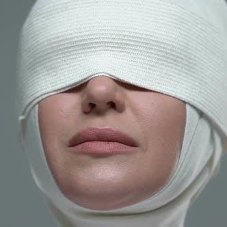 意大利女企业家土耳其抽脂术后昏迷，揭秘生死危机背后的真相