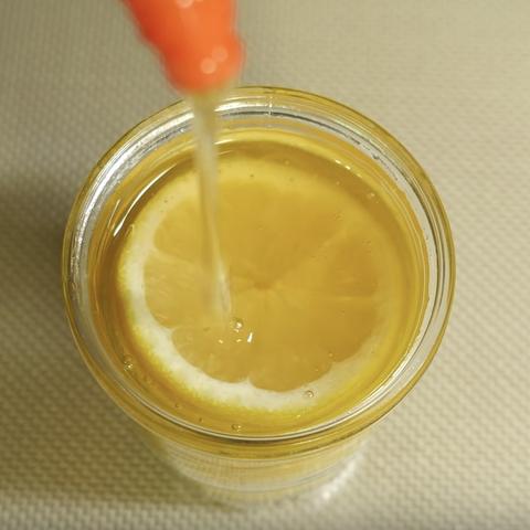 隔夜水惊现神秘“果冻虫”，揭秘安全饮水新规则