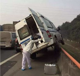 高速应急车道违规停车，18辆豪车遭官方重罚，救护车受阻！