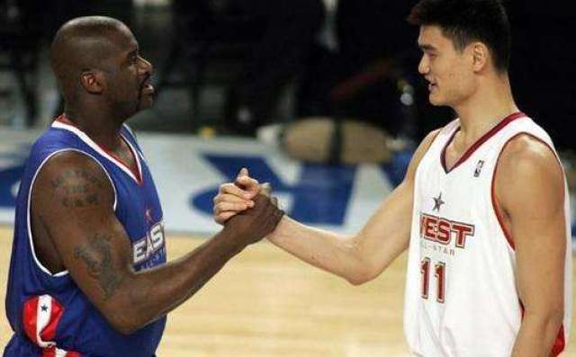 上班打卡萌照女神佐保里与篮球巨星奥尼尔同框，独家揭秘！