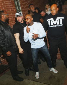 00后拳王回国离婚风波：澳洲遇袭，婚姻破裂，他不再配做丈夫