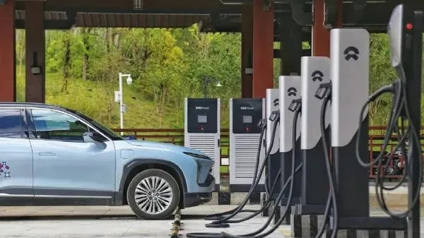 山沟充电桩成网红地标，蔚来车主打造赛博“充电圣地”