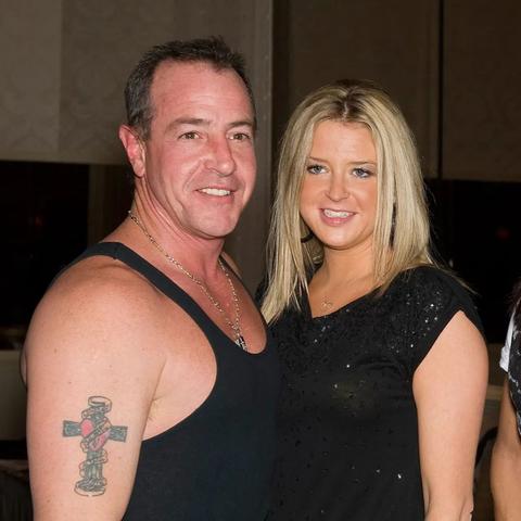 林赛·罗韩美照曝光！白色裙装尽显仙气，时尚穿搭必看攻略