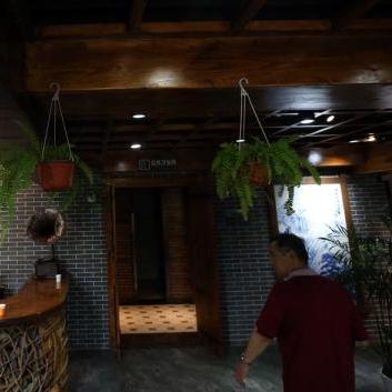 审批难题致封！公厕变身咖啡店，官方揭秘审批之谜