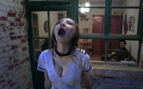 COS女神梨太抢眼！丧尸围攻，裤子险失守，惊险一幕！