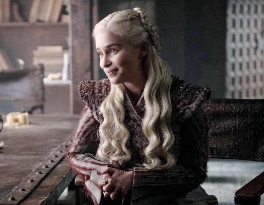 龙妈39岁生日辣照来袭！《权力的游戏》女神魅力不减