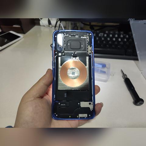 小米SU7极限漂移！无牌狂飙闯红灯，惊险一幕引关注