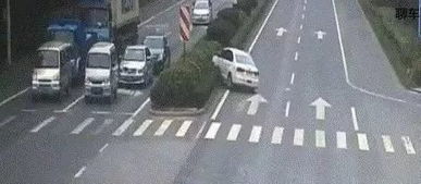 辅助驾驶失控惊魂！男子入睡致车辆闯红灯撞护栏