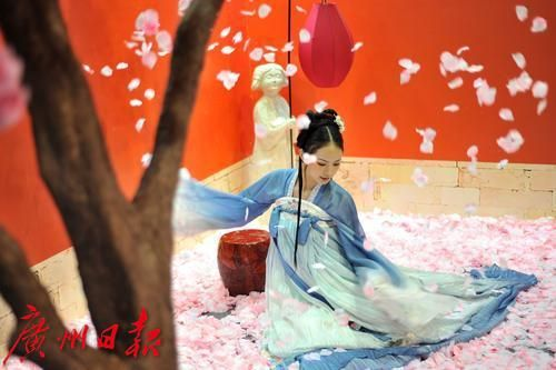 明末穿越，欲火重生，邂逅绝世美女，体验独特互动之旅