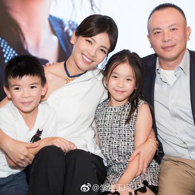 刘涛演绎海边风情，十指合腰动作图揭秘！