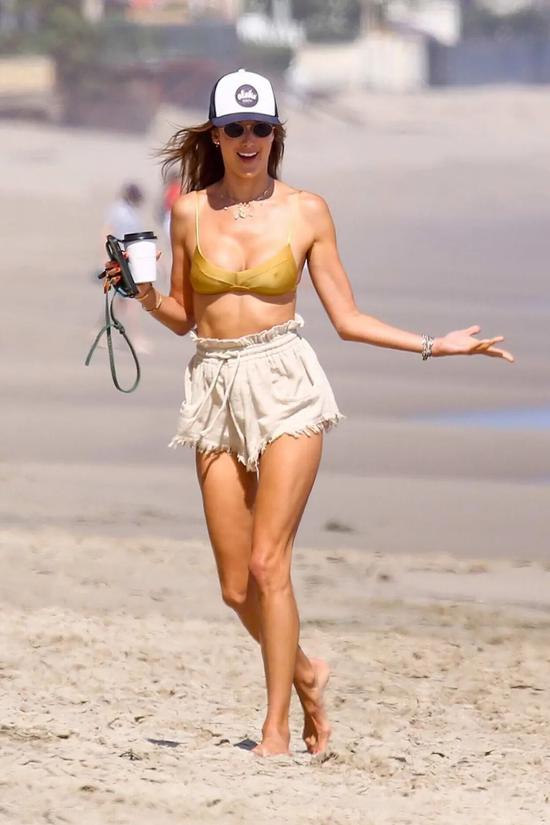 寡姐非营业期回归，蓝色比基尼成经典，重温复古魅力