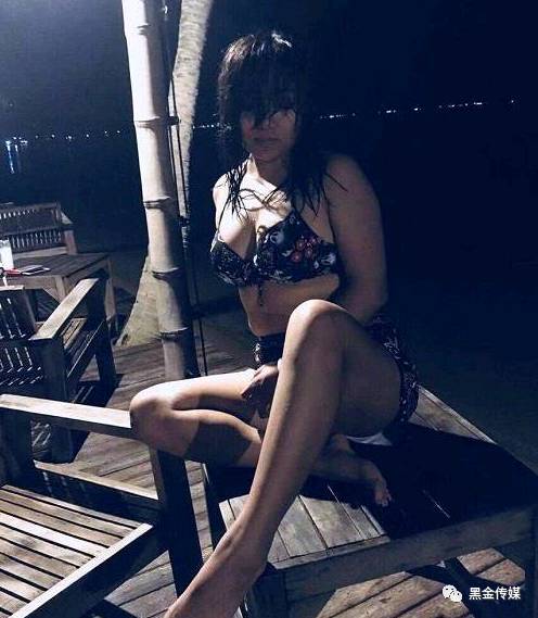 寡姐非营业期回归，蓝色比基尼成经典，重温复古魅力