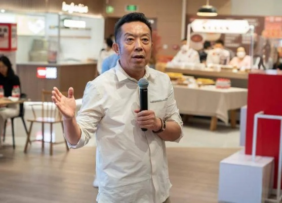 直播首秀紧张揭秘：刘强东炒菜如初尝贾国龙罗永浩脱口秀