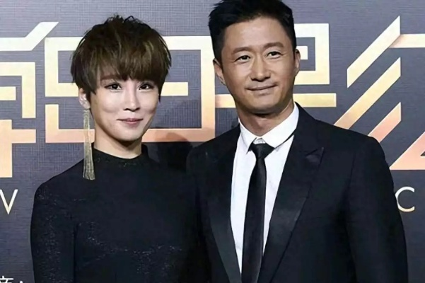 吴京二子亮相杂志封面，谢楠提问：你认出“星二代”了吗？