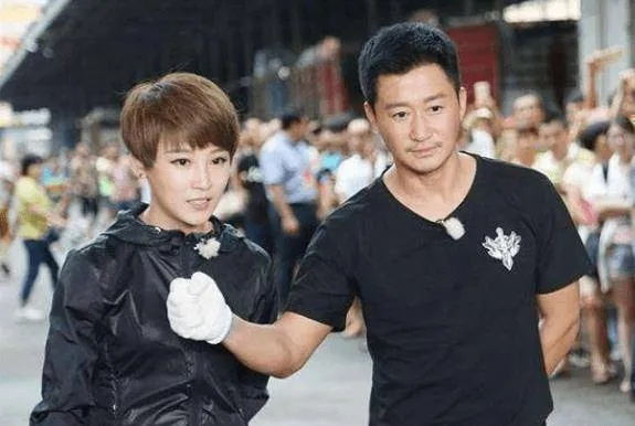 吴京二子亮相杂志封面，谢楠提问：你认出“星二代”了吗？