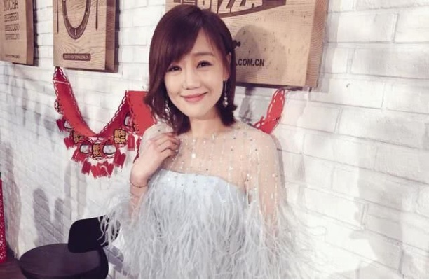 薛佳凝卖水晶疑存质量问题，1分钟带货报价20万，揭秘新商机