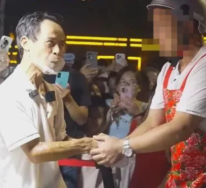 男子硬拽鸡排哥演讲引争议，网友怒怼后真诚道歉，反思社会价值观