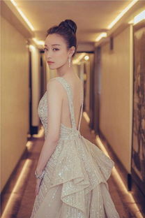 《一战再战》女主红毯惊艳亮相，抹胸长裙香肩迷人演绎时尚新风尚