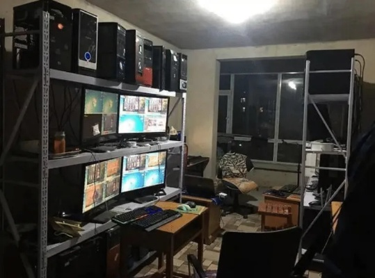 SNK开发员怒砸墙！猪笼城寨办公室大揭秘，创意风暴新价值！