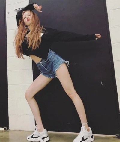 98斤身材泫雅动态图，惊艳揭秘“瘦身达人”新定义