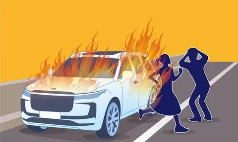 Mega行驶起火惊魂，车主副驾逃生维权新篇章