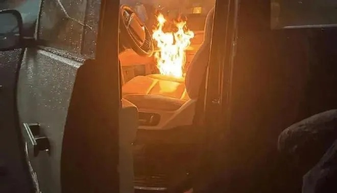 Mega行驶起火惊魂，车主副驾逃生维权新篇章