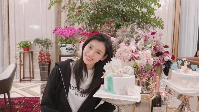 奚梦瑶温馨晒照，一家三口幸福庆生，爱意满满传承亲情