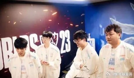 BLG中单告别泪目！左手情感爆发引粉丝热议