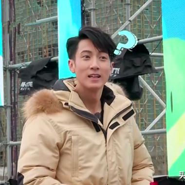 向佐跳团播亮点：造型抢眼，动作独立，展现独特风格