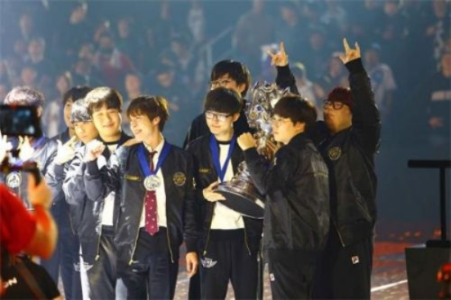 Faker能否问鼎三冠王？揭秘夺冠背后的运气回声