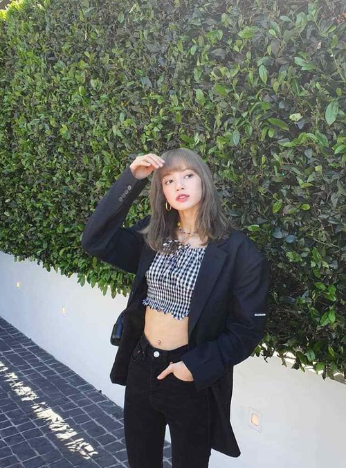 泫雅身材揭秘：98斤曲线美动图，惊艳瞬间不容错过