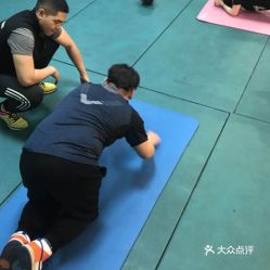 石铭格斗医师自责泪洒赛场，担忧颈椎健康隐患引关注